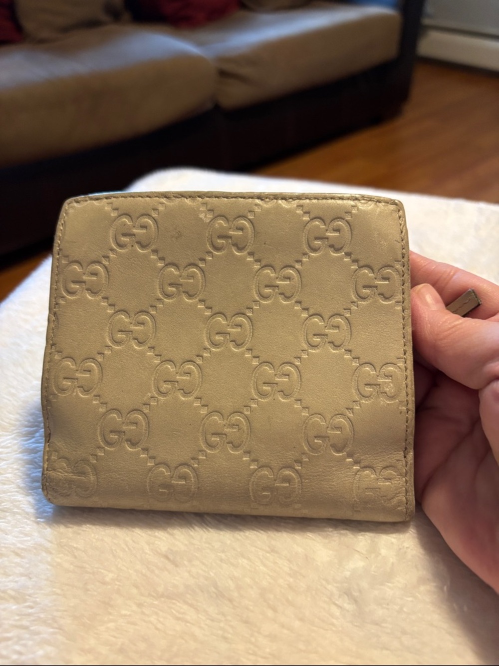 Gucci Cream Embossed GG Leather Compact Wallet with Gold-Tone Detail - Picture 3 of 11